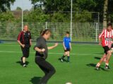 Laatste training S.K.N.W.K. JO10-1 van seizoen 2022-2023 (partijtje tegen de ouders) (103/165)